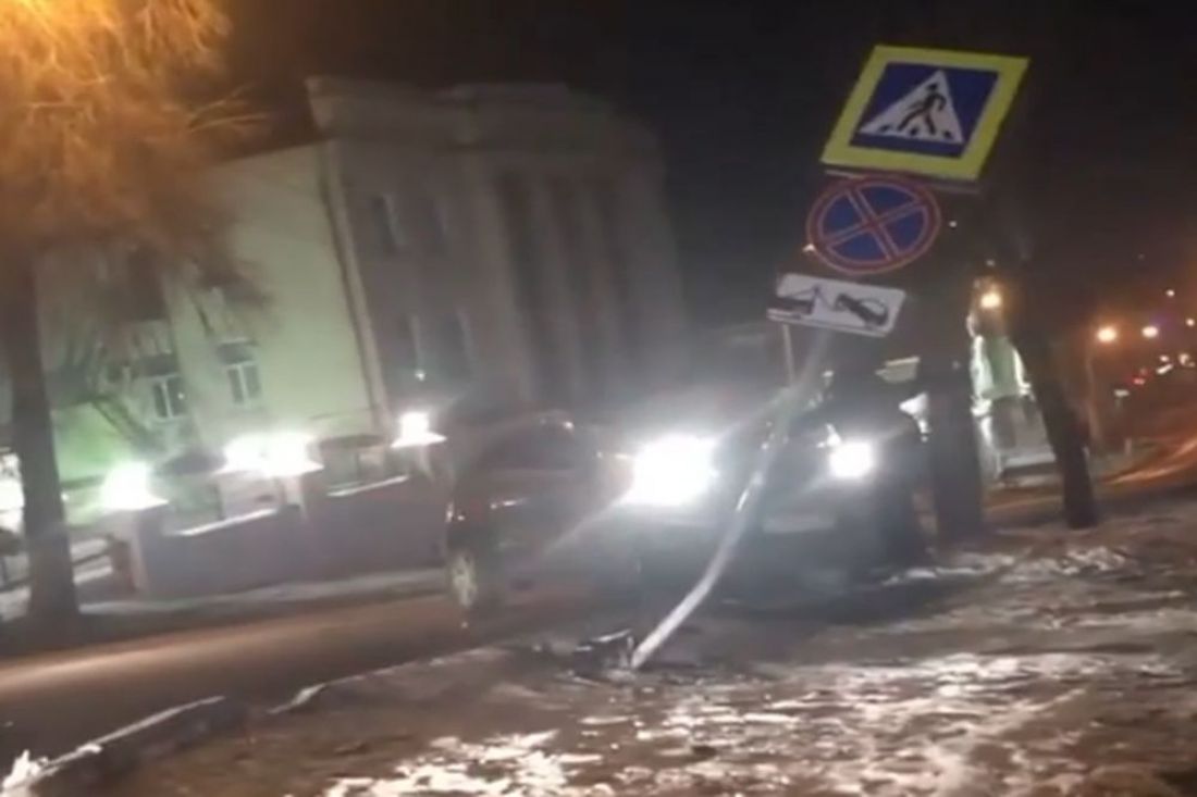 В центре Пензы кроссовер столкнулся с «ВАЗом» и сломал знак