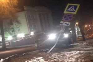 В центре Пензы кроссовер столкнулся с «ВАЗом» и сломал знак