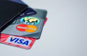 Пензенец расплатился в магазине подобранной на улице банковской картой