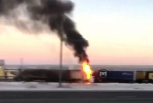 В Пензенской области вспыхнул грузовой автомобиль. Видео