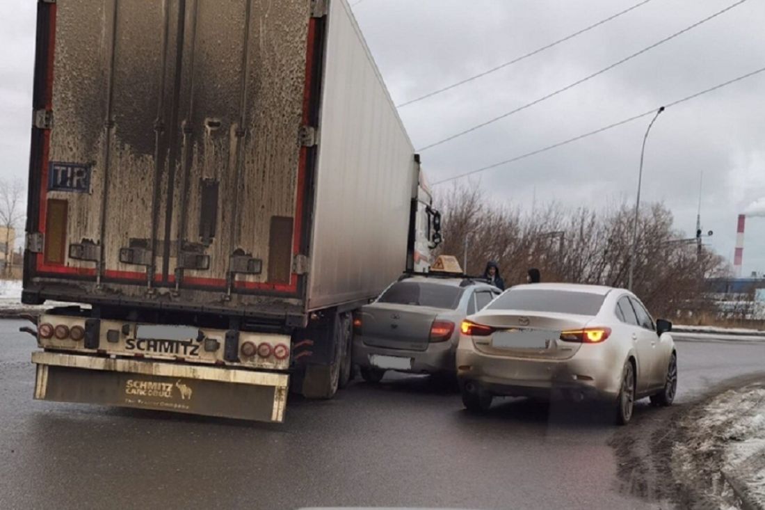 На Севере в Пензе в ДТП угодили фура и учебная машина