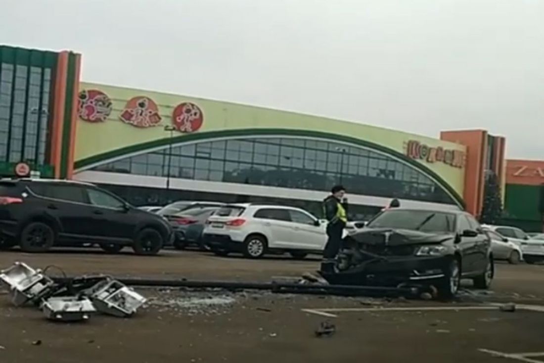 Опубликовано видео с парковки у ТЦ в Пензе, где иномарка снесла столб