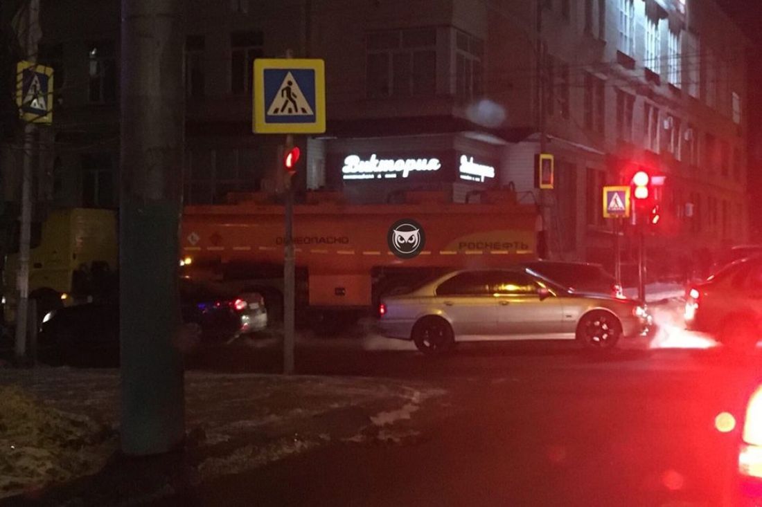 На перекрестке в Пензе в аварию попали бензовоз и микроавтобус