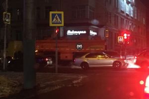 На перекрестке в Пензе в аварию попали бензовоз и микроавтобус