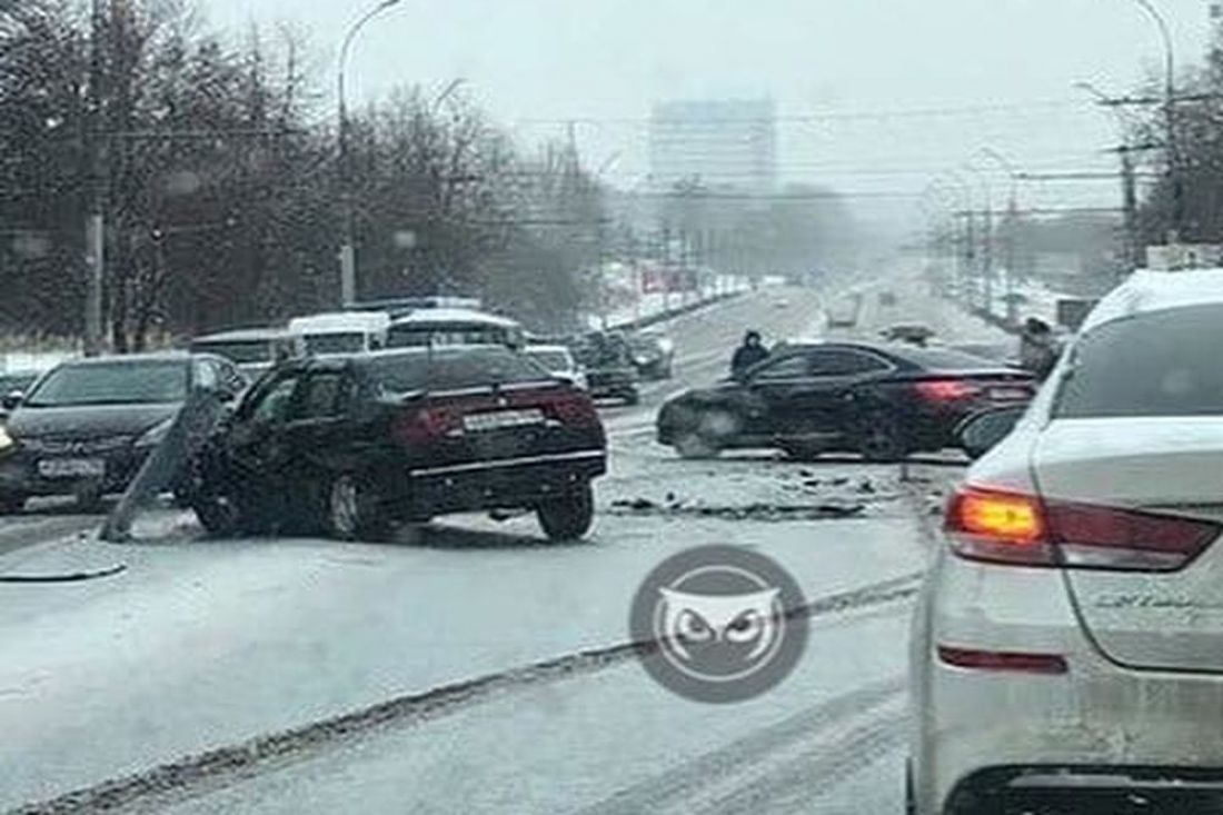 На проспекте Победы в Пензе в жесткое ДТП угодили несколько машин. Видео