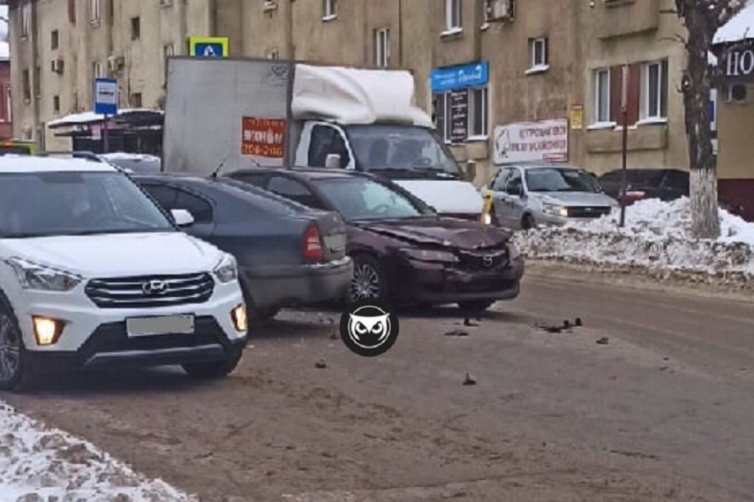 К месту ДТП на улице Куйбышева в Пензе прибыли сотрудники ГИБДД. Фото