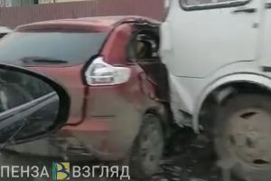 В Пензе автобус жестко протаранил легковой автомобиль. Видео
