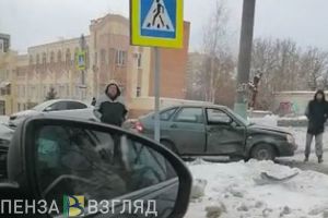На перекрестке в Пензе врезались два «ВАЗа». Видео