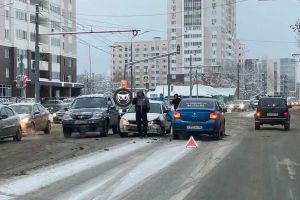 Утром на перекрестке в Пензе столкнулись две легковые машины