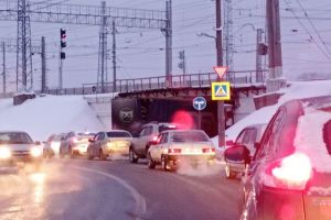 Под легендарным пензенским мостом снова застряла фура