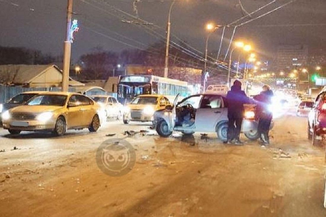 На проспекте Победы в Пензе легковушка попала в жесткую аварию