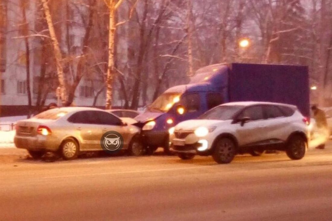 На улице Кулакова в Пензе произошло лобовое столкновение автомобилей