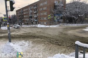 Красную улицу Пензы заливает кипятком из прорванной трубы. Видео