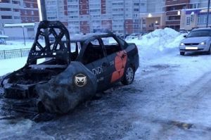 В Пензе сгорел один автомобиль и пострадал другой