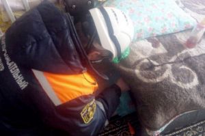 В Пензе маленькую девочку, застрявшую под диваном, вызволяли спасатели