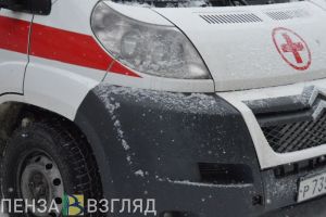 В Пензе к месту аварии с перевернувшимся автомобилем приехала «скорая». Фото