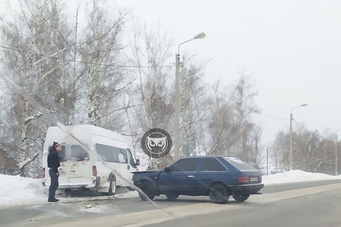 Под Пензой в аварию попали маршрутка и легковая машина. Фото