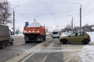 На Южной поляне в Пензе иномарка врезалась в маршрутку. Фото