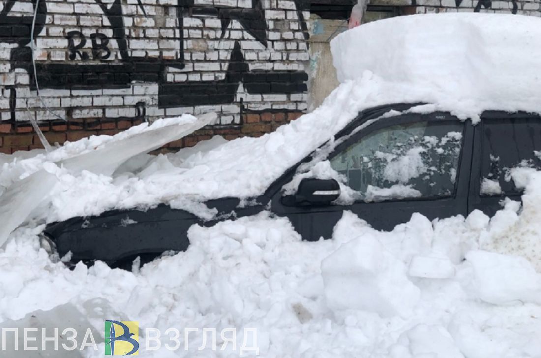 В Пензе машины временно «похоронены» под неубранным снегом и льдом