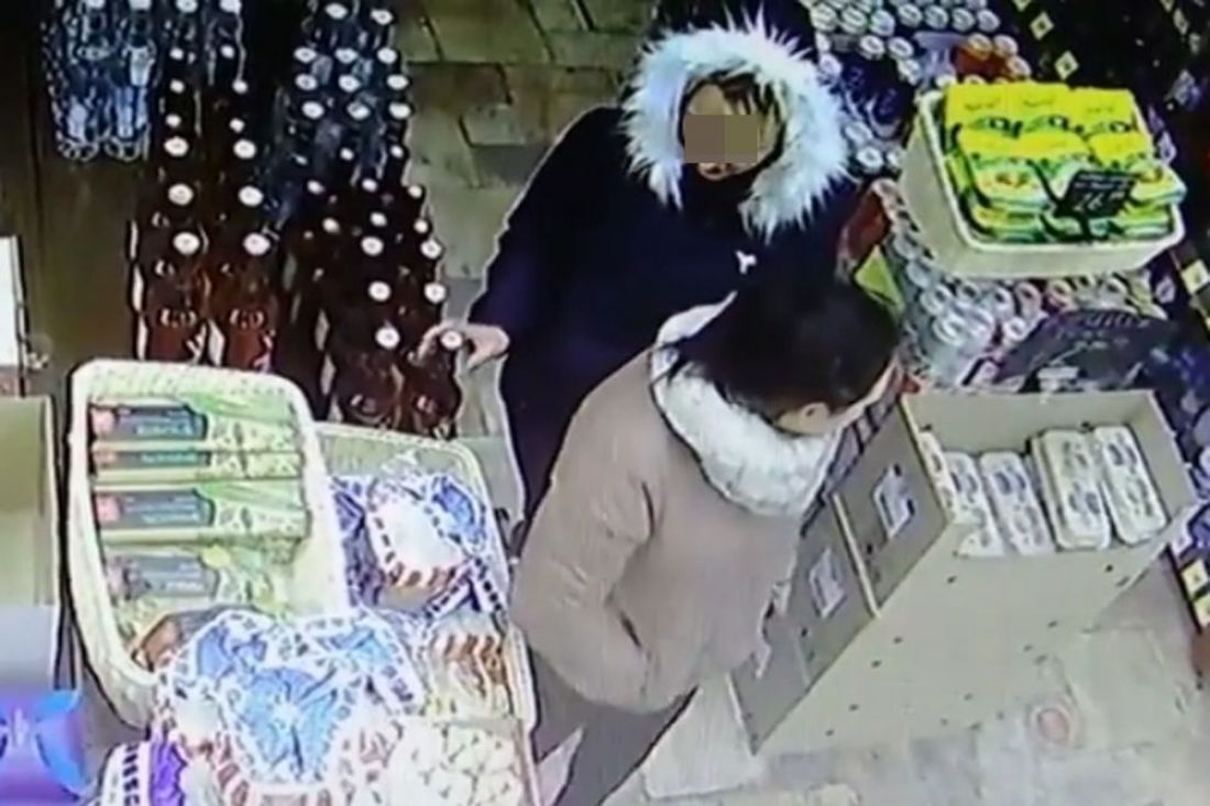 Камера в пензенском магазине зафиксировала, как девушка крадет бутылку виски