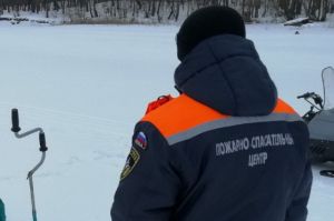 Пензенским спасателям на санях пришлось вызволять на берег рыбака