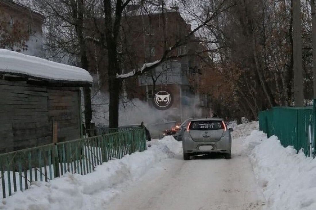 Двенадцать пожарных тушили загоревшуюся машину на Западной поляне в Пензе