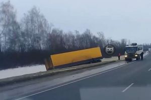 В Пензенской области с трассы «Урал» в кювет слетела фура