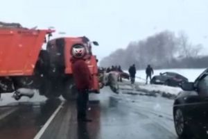 На трассе «Пенза-Тамбов» в кювет вылетел легковой автомобиль. Видео
