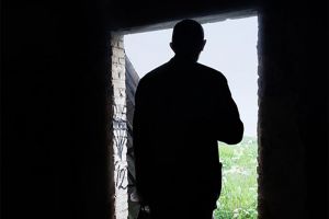 В Кузнецком районе работник предприятия получил тяжелую травму, упав с высоты