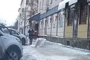 В Пензе продолжают искать девушку, на которую едва не упала наледь на улице Володарского