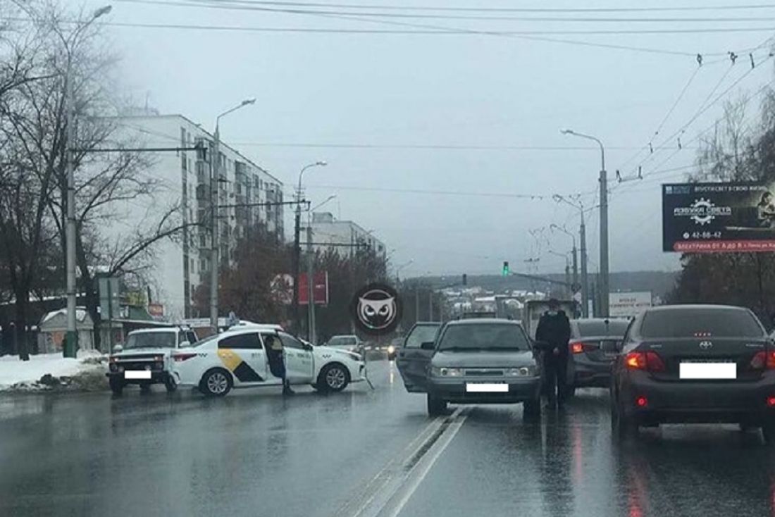 В Пензе машина «Яндекс такси» врезалась в бок «одиннадцатой»