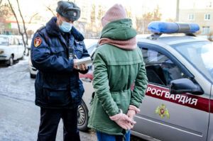 В пензенском магазине пьяная девушка разбила стекло в холодильнике