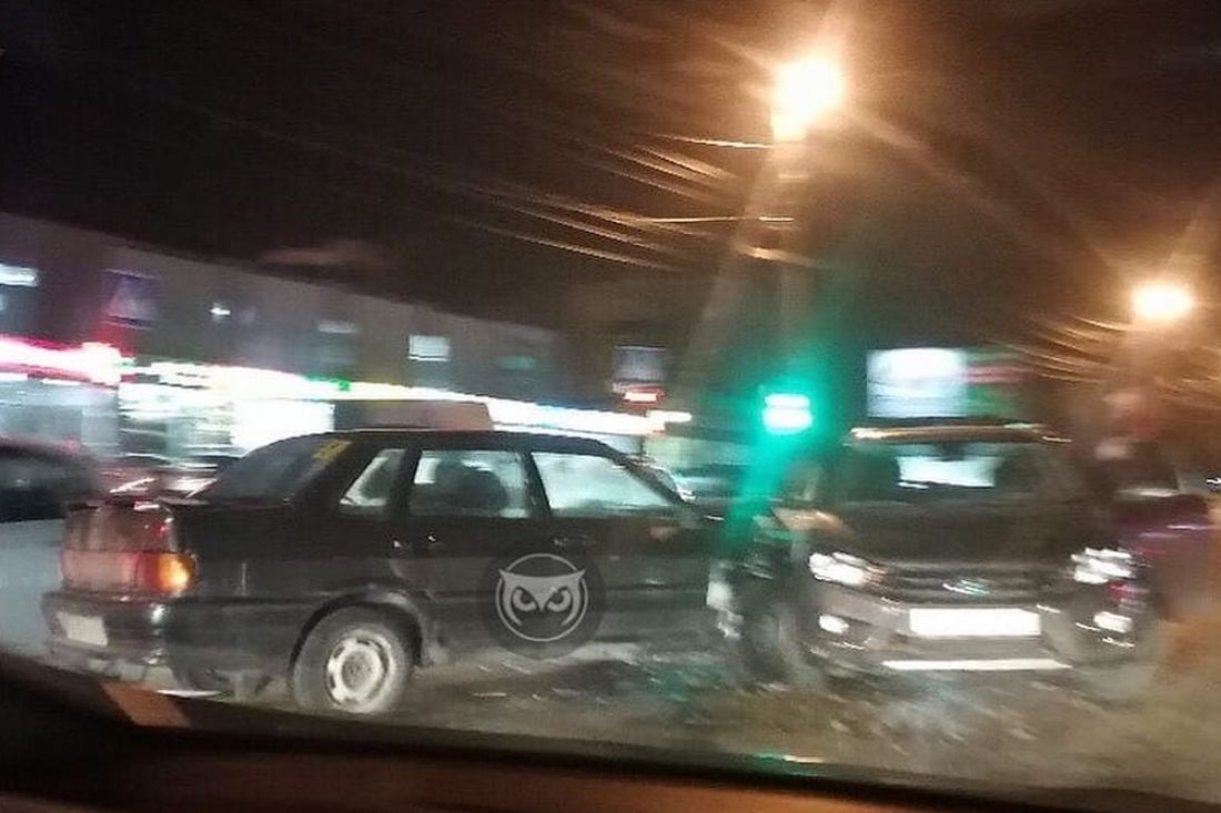 Около торгового центра в Пензе в аварию попали два легковых автомобиля.  Видео