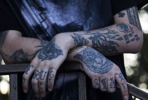 У пензенских заключенных обнаружили свастику и экстремистские символы на теле