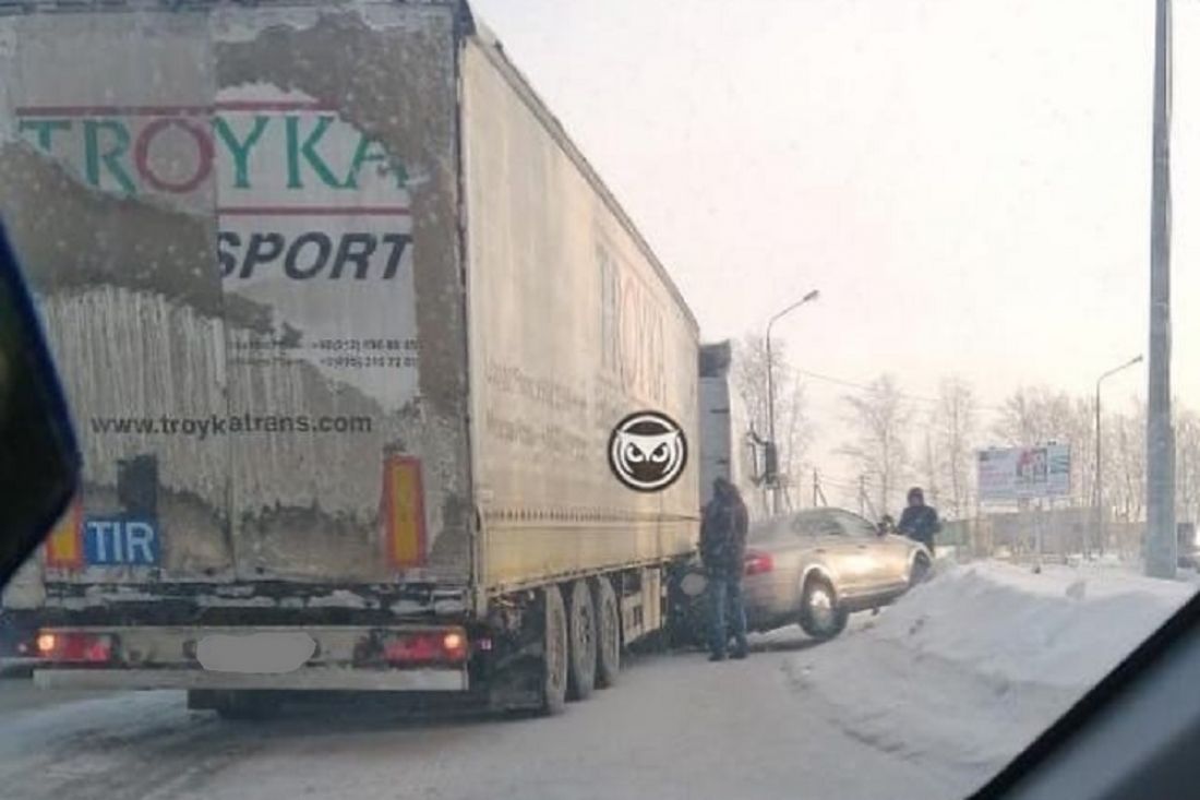 На трассе М-5 в Пензе фура вытолкнула иномарку на сугроб