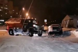 В Пензенской области снегоуборщик протаранил легковую машину. Видео