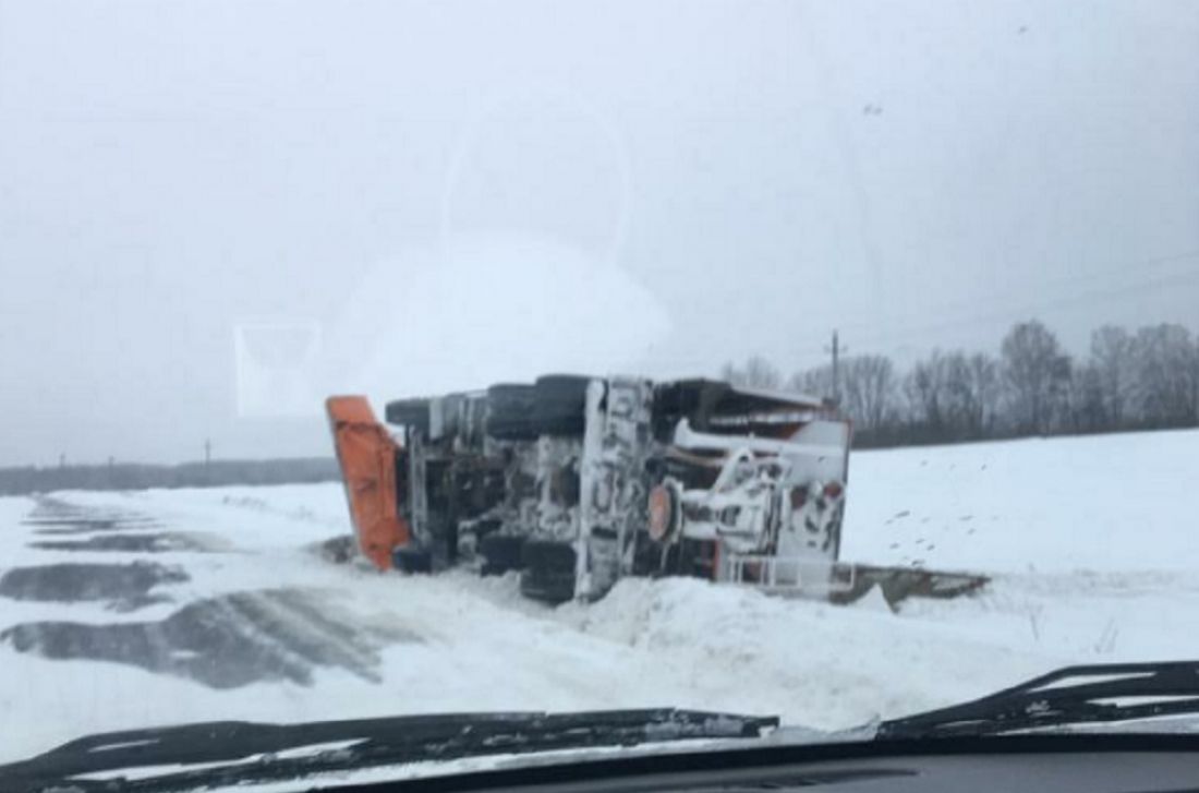 В Пензенской области опрокинулась дорожная машина