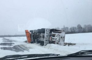 В Пензенской области опрокинулась дорожная машина