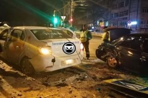 В центре Пензы в жесткой аварии разбились два автомобиля. Фото