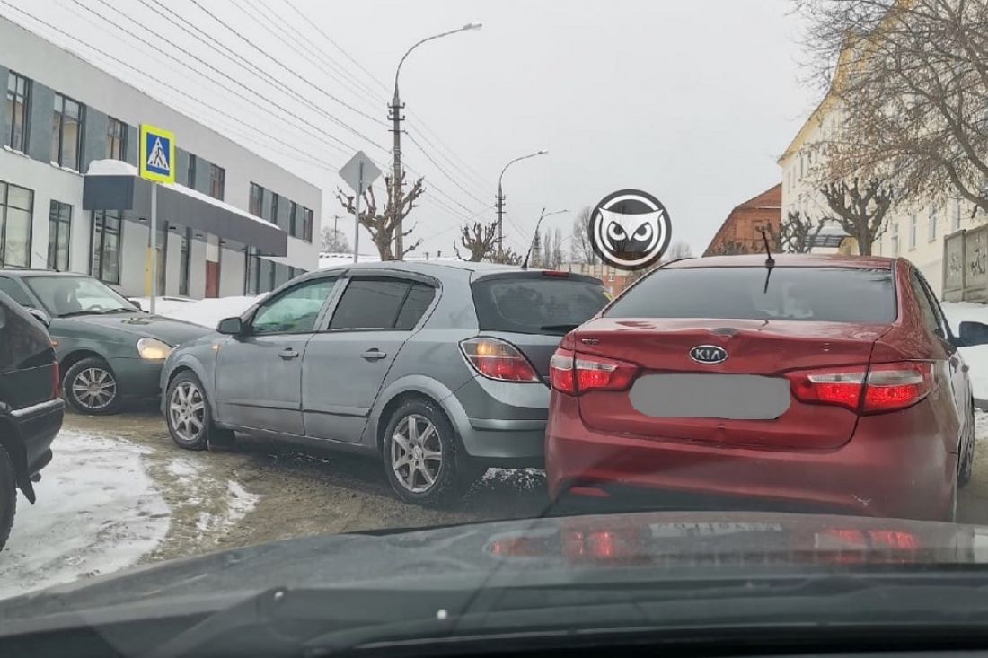 Машины загородили дорогу и нельзя. Авария Чкалова Пенза. Авария на Чкалова 26 сентября Пенза.