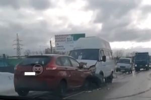 В Пензе «лоб в лоб» столкнулись маршрутка и иномарка. Видео