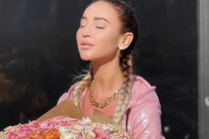 «Кто подарил?» Ольга Бузова заинтриговала поклонников огромным букетом