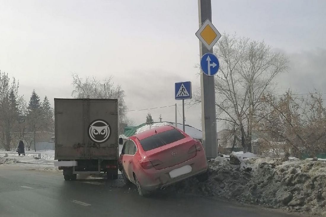 На видео попал момент ДТП с «ГАЗелью» и иномаркой в пензенской Терновке
