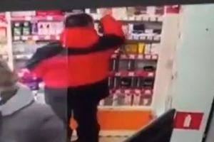 Соцсети: в Пензе камера в аптеке сняла крадующую товар женщину