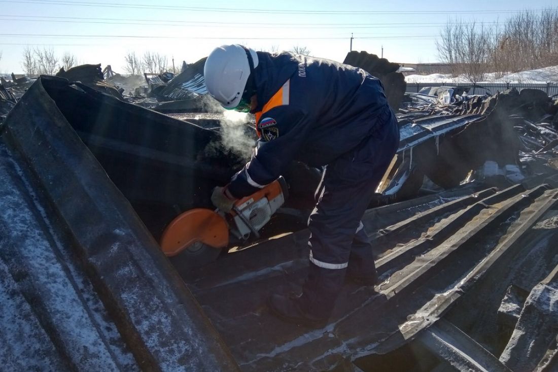 В Пензе ликвидируют последствия пожара на складе полимеров. Фото