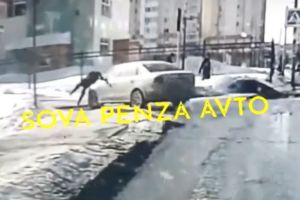 В Пензе сняли на видео, как автомобиль жестко сбивает ребенка