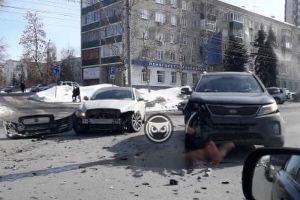 На перекрестке в Пензе в аварии разбились два легковых автомобиля
