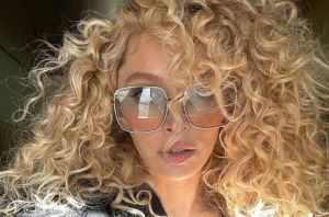 Вера Брежнева покорила поклонников «игривыми кудряшками»