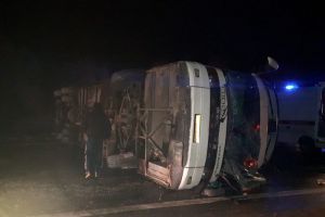 Лежит на боку. Появились фото с места аварии с пензенским автобусом под Рязанью