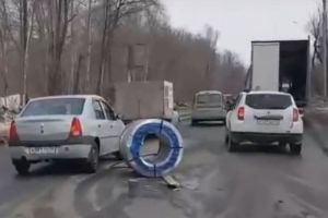В Пензе на дорогу из грузовика вывалился рулон металла. Видео